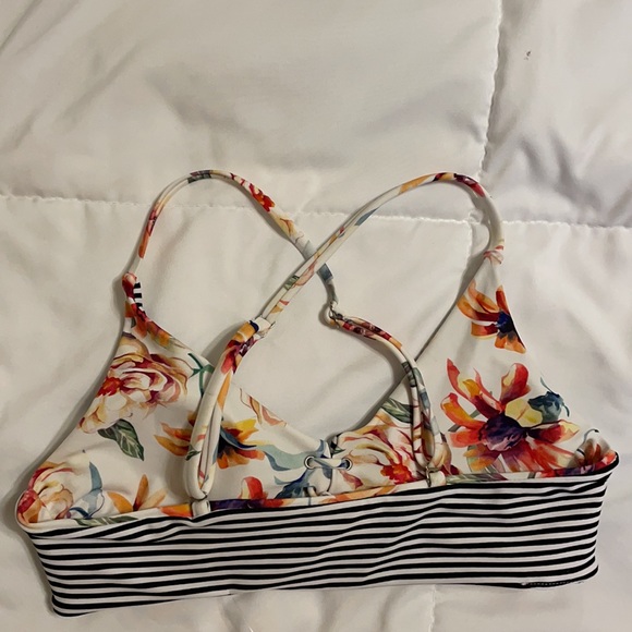 *SOLD*Front Tie Floral Swim Top ☀️🌸 - Picture 10 of 10